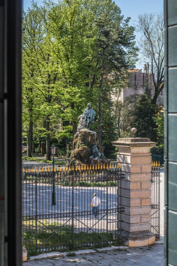 The Golden Tree, In Apartamento Venecia